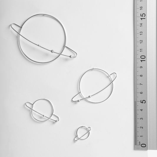 Pendientes Saturno Grandes, pendientes artesanal de plata de ley de Antorcha de Plata