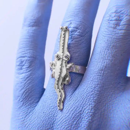 Detalle 4 de Anillo Cocodrilo en plata de ley artesanal de Antorcha de Plata
