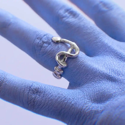 Vista principal de Anillo Serpiente Llevame (Rozalen) en plata de ley artesanal de Antorcha de Plata