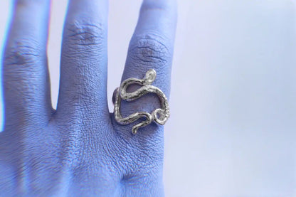 Detalle 4 de Anillo Serpiente Lo Tengo Claro (Rozalen) en plata de ley artesanal de Antorcha de Plata