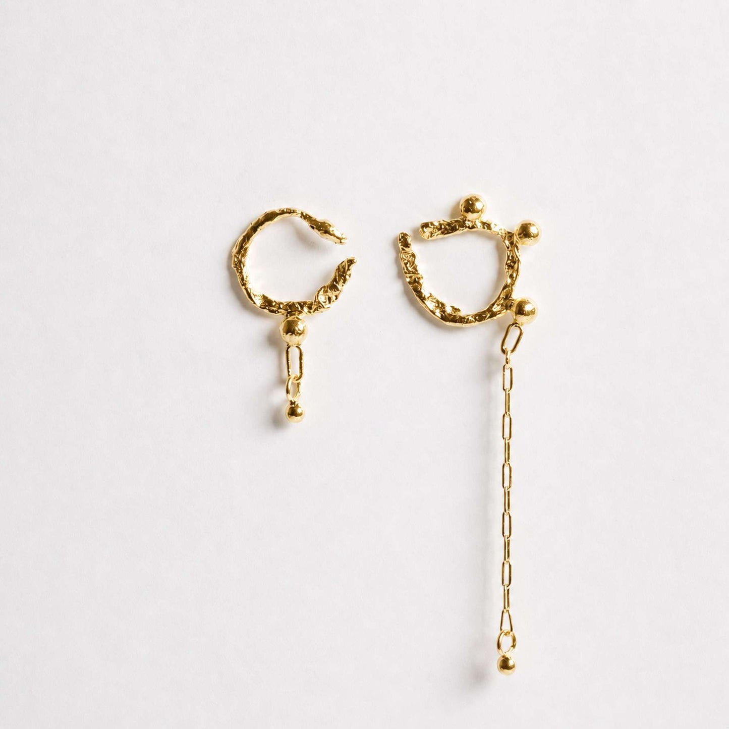 Chapado en oro - PENDIENTES ASIMETRICOS VIRUTA CON CADENA (por encargo) | Antorcha de Plata