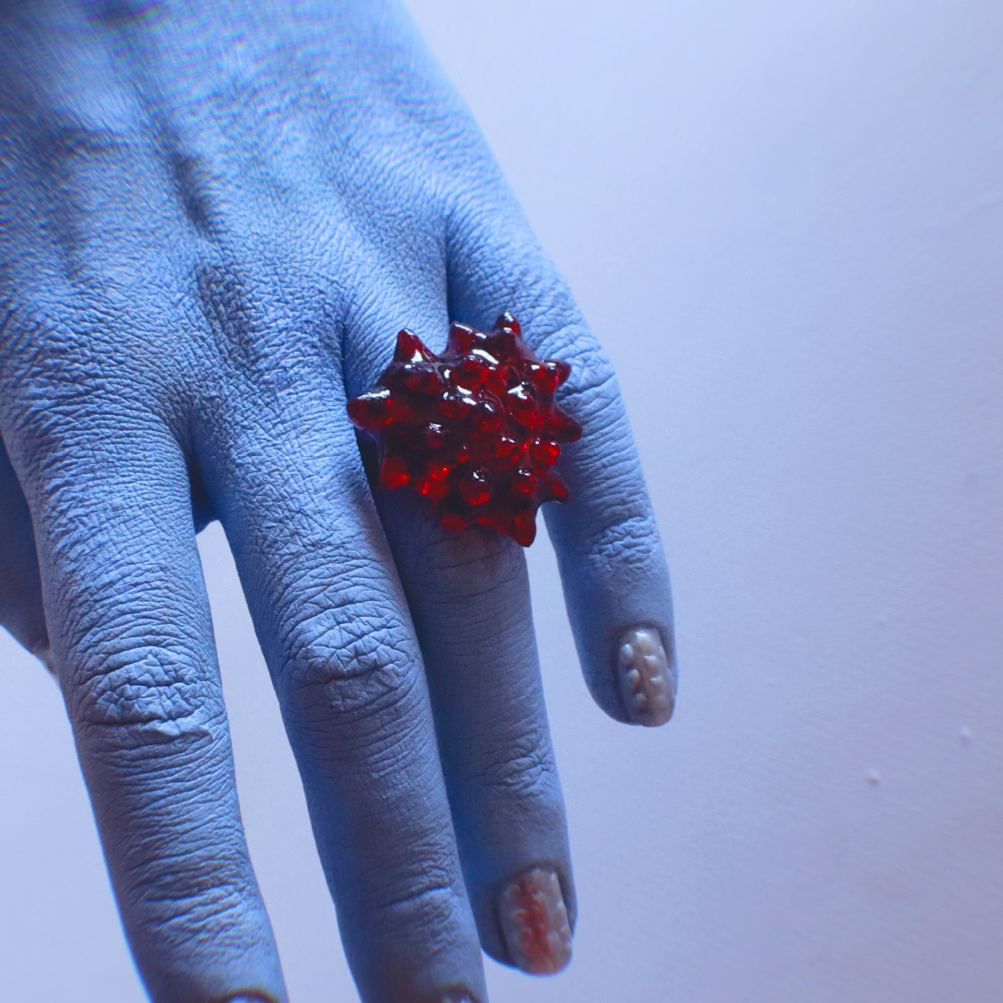 Anillo Coraza Rojo, anillo artesanal de resina modelado a mano de Antorcha de Plata - imagen 3